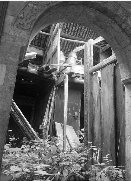 未修缮的三立堂厢房已出现坍塌。