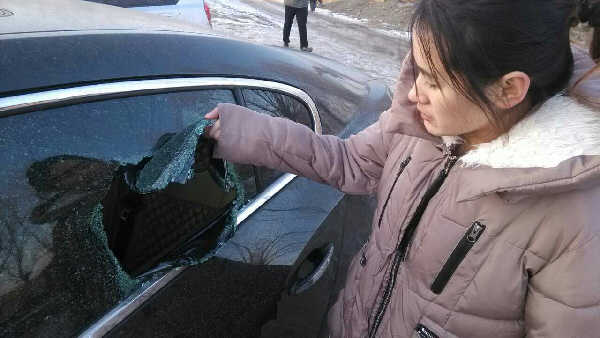 男子砸19车偷走23元2