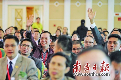 自由发言时间，政协委员争先举手“求发言”。