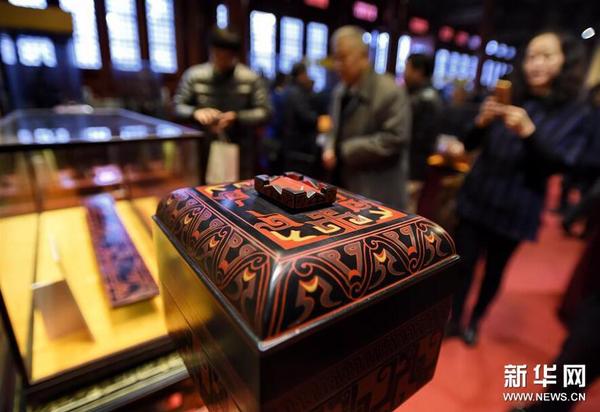 11月13日，观众在参观展出的金漆镶嵌漆艺精品。
