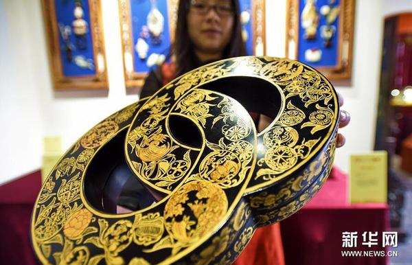 11月13日，北京金漆镶嵌有限责任公司工作人员展示“黑漆描金双圆盒”。