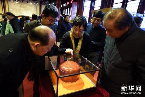 11月13日，观众在参观展出的金漆镶嵌漆艺精品。1
