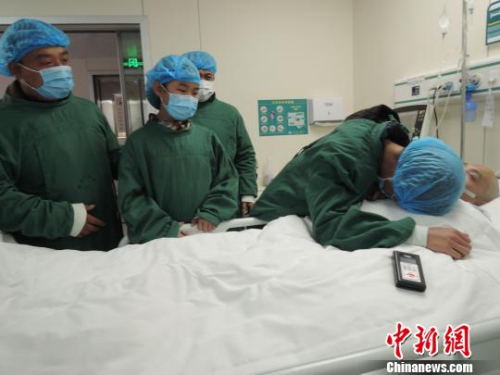 14岁的李敬宇伏在爸爸身上，和父亲做最后的道别?！『略?摄