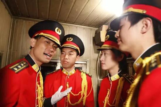 　　胡向前，《劳动之歌 I 晚间》（The Labor Song I Night，2016）。图片：Courtesy Shanghai Biennale