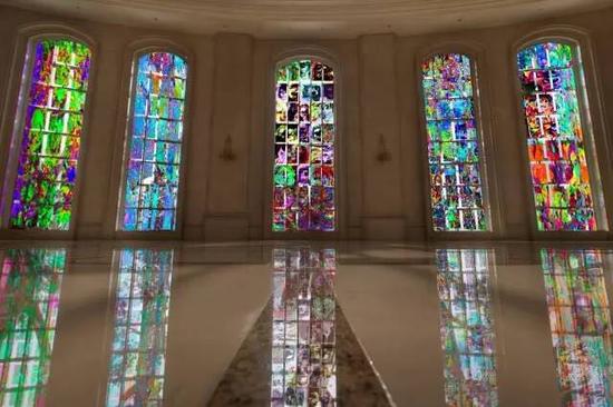 “天堂系列“作品全透膜窗贴展览效果图。图片：致谢震旦美术馆