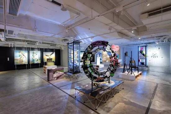 　　K11基金会在2016香港巴塞尔艺博会期间香港临时展厅展出的《黑客空间》（Hack Space）。图片：Courtesy of the K11 Art Foundation