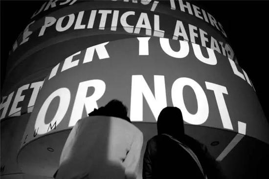 珍妮·霍尔泽 圣地亚哥项目“呼吸”2007年 图片：艺术家