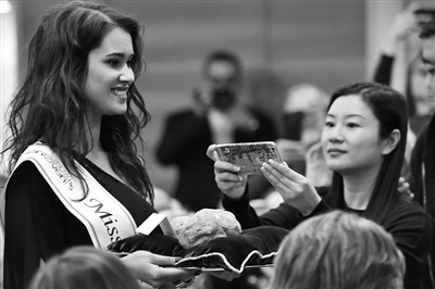 11月13日，在意大利皮耶蒙特大区格林扎内·卡武尔城堡，模特在第17届意大利阿尔巴白松露国际拍卖会上展示两块白松露拍品。