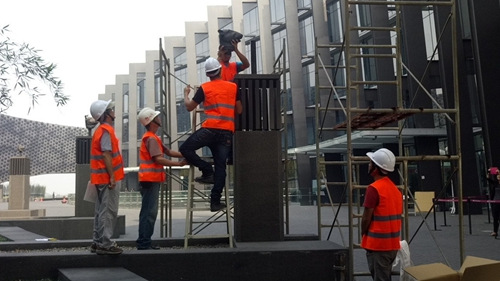 工程人员先拆下鼠首。台湾《联合报》记者卜敏正／摄影