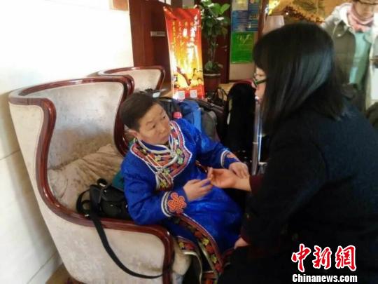 内蒙古“驴背村医”精通蒙中西医扎根大漠27年