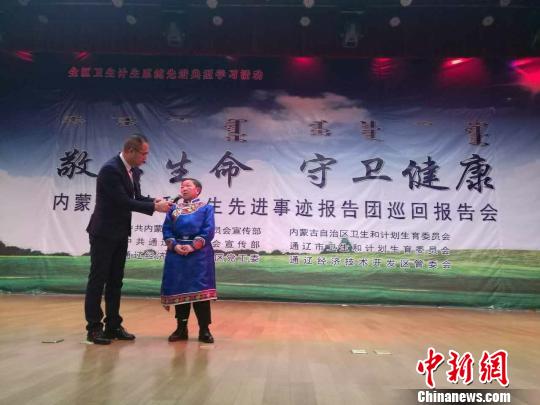 图为哈申通拉嘎在报告会现场接受采访。　王瑞芳 摄