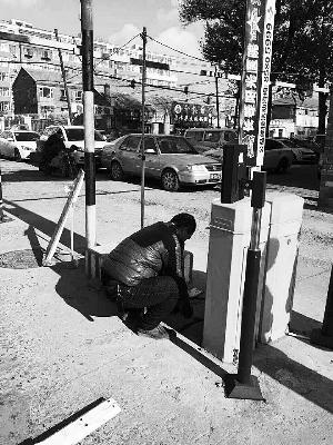 质疑“门禁收费”标准与合法性 小区居民两度拆门禁