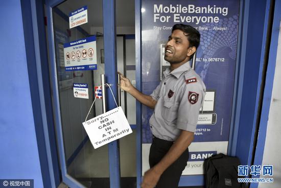 印度民众排队换新钞 持续兑换掏空ATM机（组图）