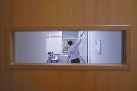 疯狂培训班名额靠抢：家长定闹钟“跪求”报名表