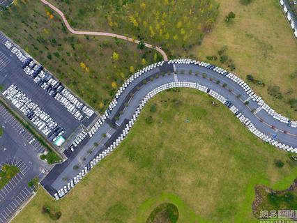 C字路变身停车场3