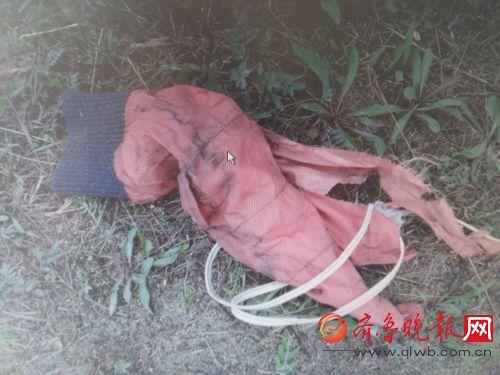 高速路边女孩的衣服碎片。