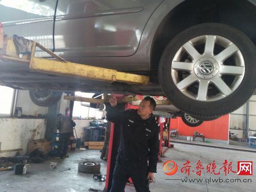 民警在勘察肇事车辆。 本报记者 苏洪印 摄