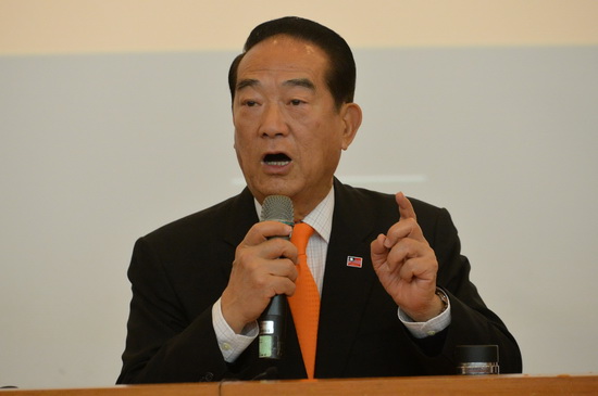 宋楚瑜带伴手礼见安倍2