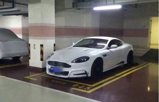 停车场设豪车专停区