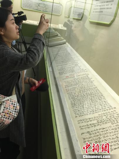 图为观众欣赏“奉使朝鲜唱和诗卷”?！∈┘研?摄