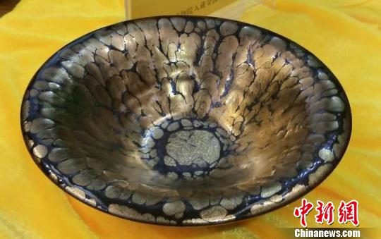 此件口径21.5厘米，高7厘米的金油滴建盏将永远入藏福清黄檗山万福千年禅寺?！±罴恿?摄