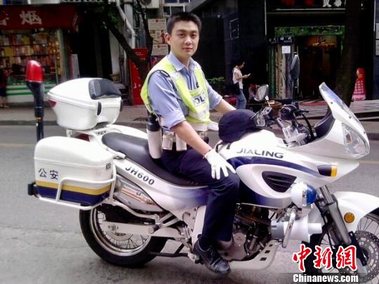 图为接住跳桥少女的重庆市渝中区公安分局交巡警支队一大队王静?！≈有?摄