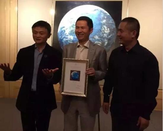 马云、钱峰雷和曾梵志在《蓝色地球》拍卖现场