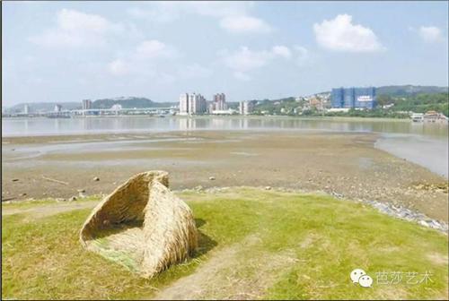 台北市政府邀请意大利艺术家来台参与“关渡国际自然装置艺术季”，和社子岛居民一起创作《万物皆流转》，却最终遭遇台风“杜鹃”，被台北市水利处当成垃圾铲平。