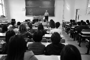 职称和工资待遇、项目申请等直接挂钩，同样是上一堂课，讲师和教授的课时费差别也很大 CFP供图