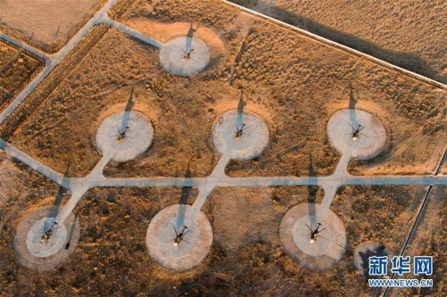 11月16日，神舟十一号载人飞船返回任务空中搜救分队的直升机转场至回收任务待命区。新华社记者 琚振华 摄 图片来源：新华网