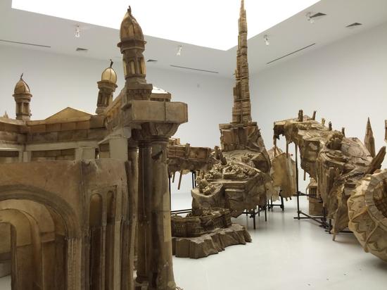 刘韡，大狗，牛皮、金属、木材，尺寸可变，2016