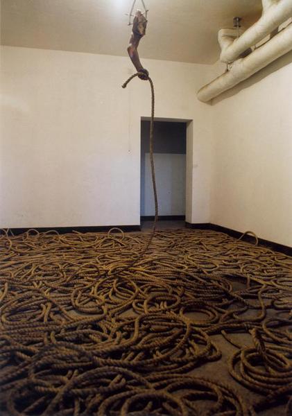 朱昱，袖珍神学，综合材料，尺寸可变，2000