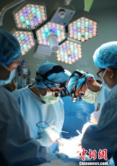 日前，“希望未来，相约助残”烟台国际慈善公益活动在烟台山医院举办，中外骨科专家多年来累计为来自中国各地的160多名贫困、孤残儿童实施了免费手术。(资料图) 邢守林 摄