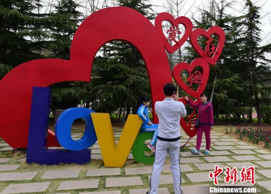 “爱在烟台，难以离开”，爱心成为烟台的城市标签。(资料图) 蔡红文 摄