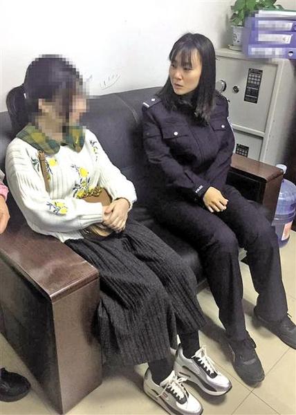 民警与小薇（化名）交流谈心 渝北警方供图