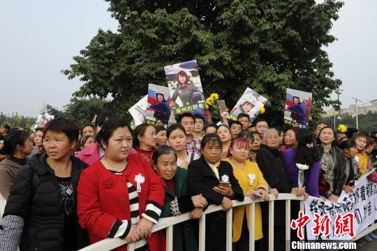 迎接余旭回家的民众?！“苍?摄