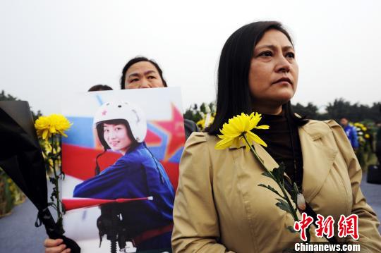 民众祭拜余旭烈士?！“苍?摄