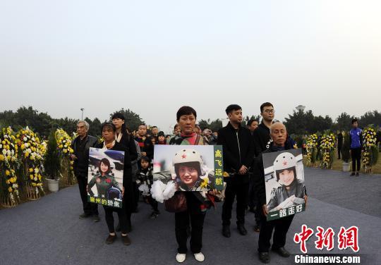 民众祭拜余旭烈士。　安源 摄