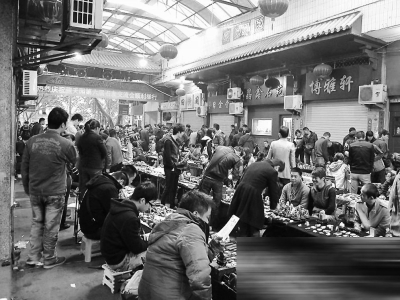 随着寿山石市场进入低谷，周末地摊上以往那种摩肩接踵的盛况也很少看到了