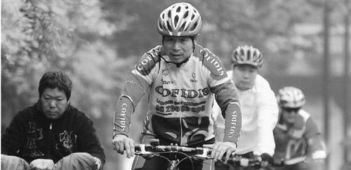 聋哑老汉千里走单骑 手绘全国地图上盖满邮戳(图)