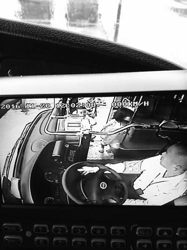 ?？?岁女孩独自搭公交迷路 爸爸看朋友圈找到了