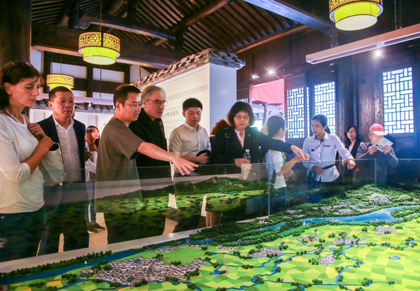 国外艺术家团队在莲都区区委副书记周海忠的陪同下调研写生各站点