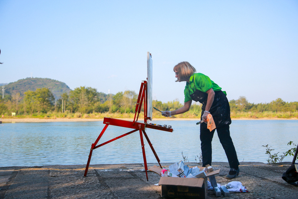 中国写生大会进行时之法国画家授玛丽?罗兹（Marie Rauzy）
