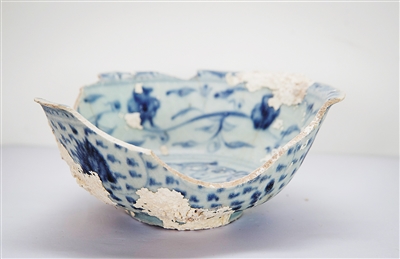 一只残缺的清末民初青花碗。