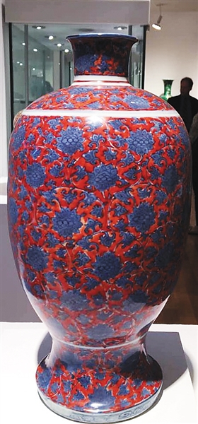 明万历枣皮红地青花缠枝莲梅瓶。冯巍 摄