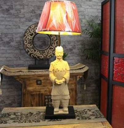 温暖的灯光下，这位来自黑暗深处的冥界战士的内心是复杂的。劳资是暗黑战士，被你活脱脱弄成了一个小把件。