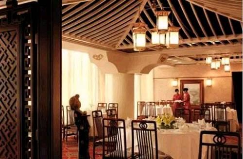 这款泱泱扑面唐风浩荡的陶瓷侍女叫“三彩佣”，也是冥器，最初是代替活人殉葬用的。您看他端着东西伺候人没错，不过人家是伺候死人的；右上角那俩位才是伺候活人的。这个雍容典雅的仕女正面是这个样子的：