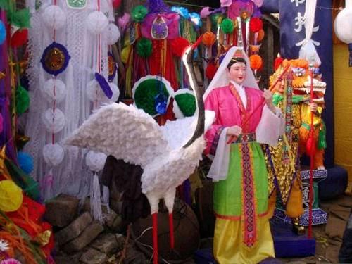 上面那个仕女俑，在今天改头换面的现代版本就是这样。花花绿绿，面色红润多好看，还比唐代的苗条，拿回家放客厅的场景一定很壮观！