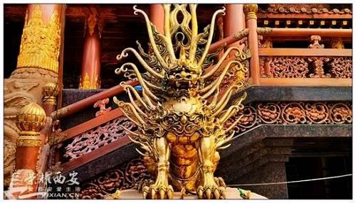 在这款充满武侠网游既视感的雕梁画栋豪华宫殿前中，配上这么一只黄金镇墓兽，这种场景让人看起来真是特别的魔幻呢，让人忍不住想组个团进去刷一刷《暗黑破坏神》的大boss迪亚波罗！