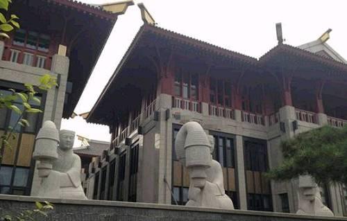 京城某豪华会馆门口摆着的几个大套袖，霸气凌人，很有来头。上面这几位石雕的真身是下面这件国宝：长信宫灯